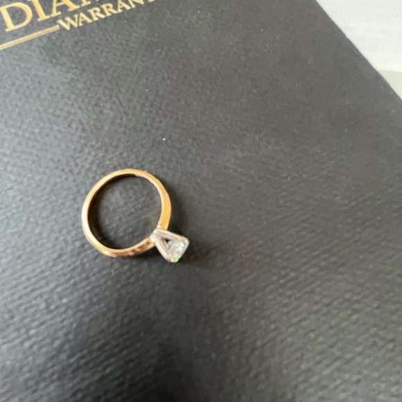 .9 carat solitaire diamond. Set in platinum with a 14k yellow gold band. - Picture 8 of 9